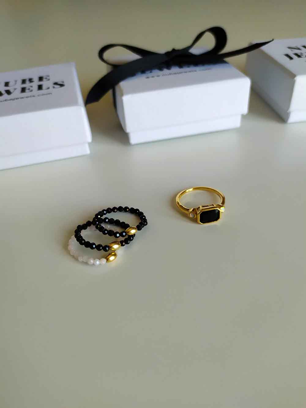 Tres anillos el&aacute;sticos. Anillos de plata con piedras.